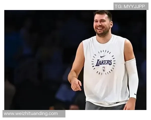 有趣!独行侠老板和一个穿着东契奇湖人球衣的球迷愉快交流